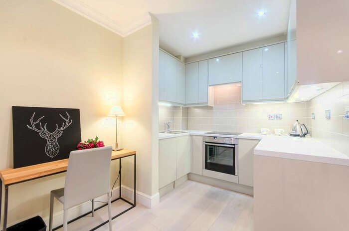 Maisonette To Rent In Lexham Gardens, Kensington, London, W8