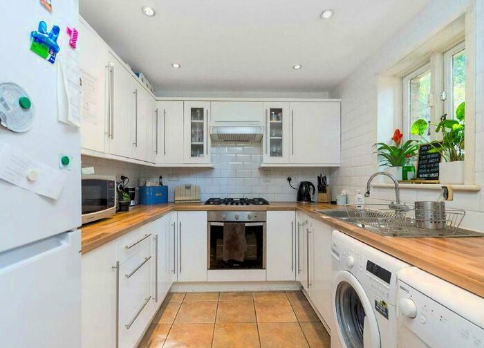 2 Bedroom Cottage To Rent In Fairfield Road, Bromley, BR1