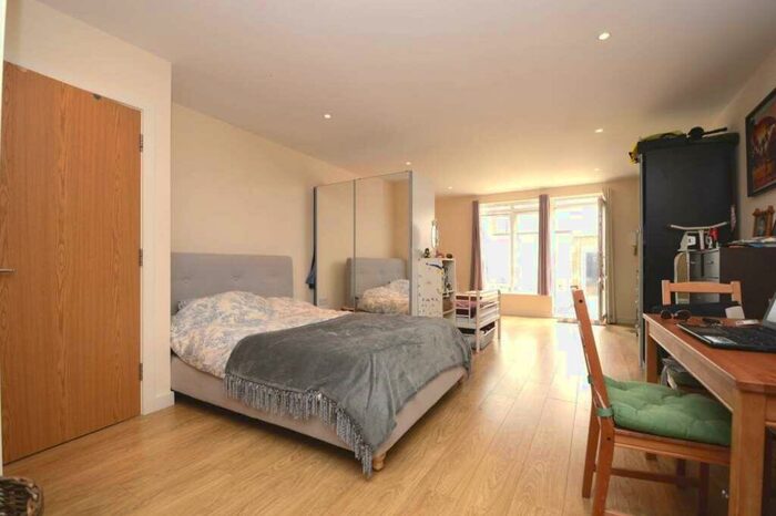 Studio To Rent In High Road, North Finchley, London, N12
