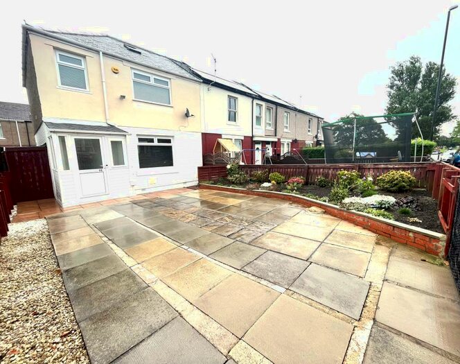 3 Bedroom House To Rent In The Drive, Concord, NE37