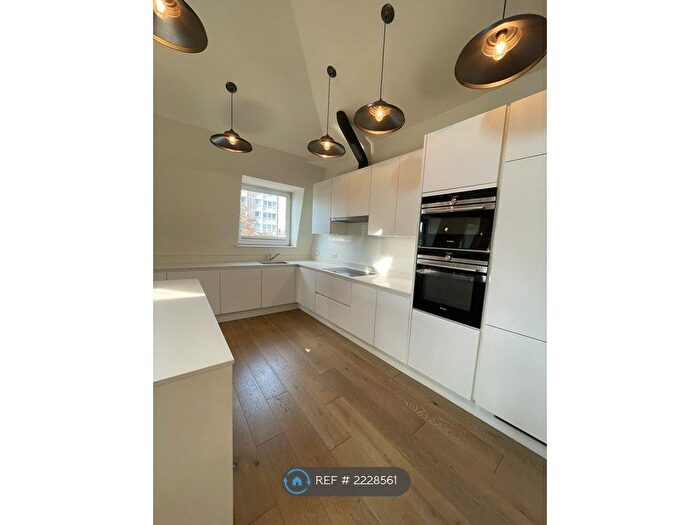 3 Bedroom Flat To Rent In Tower View House, London, E2
