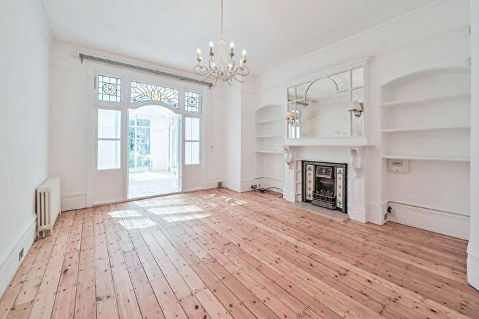 5 Bedroom Semi Detached House To Rent In Church Crescent, Church End, London, N3