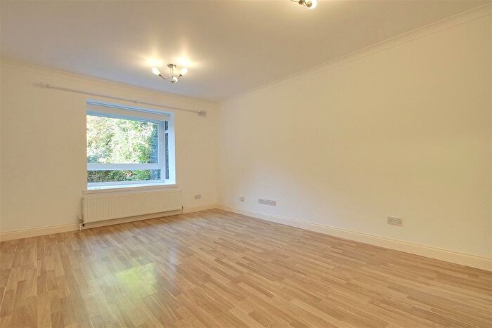 1 Bedroom Flat To Rent In High Street, Kings Langley, WD4