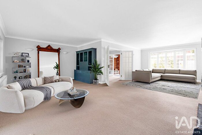 4 Bedroom Detached House For Sale In Hazel Mead, Barnet, EN5