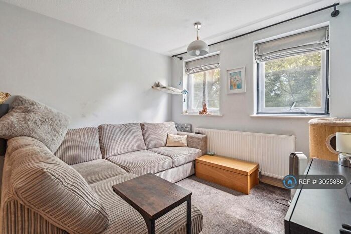 2 Bedroom Flat To Rent In Rochfords Gardens, Slough, SL2