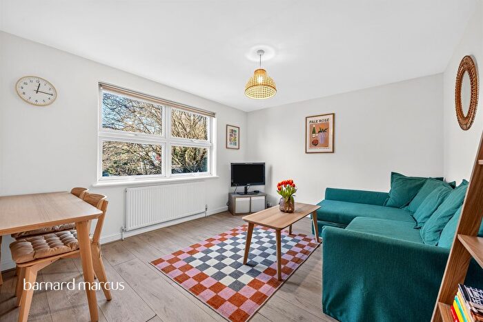 2 Bedroom Flat For Sale In Hopton Road, London, SW16