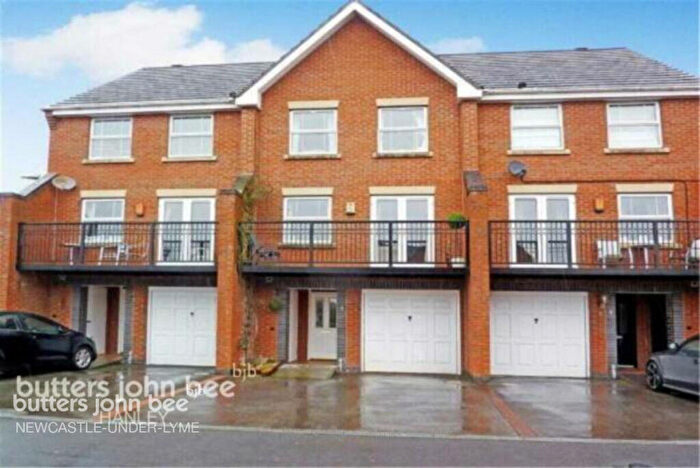 3 Bedroom Town House To Rent In Edgbaston Drive, Stoke-on-trent, ST4