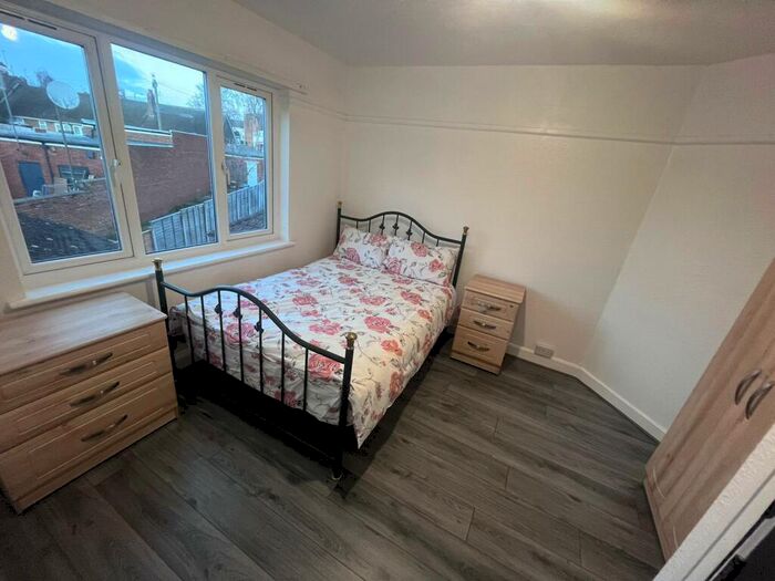 1 Bedroom Flat To Rent In Room Available In Flat Above Holly Bank Rd, B13