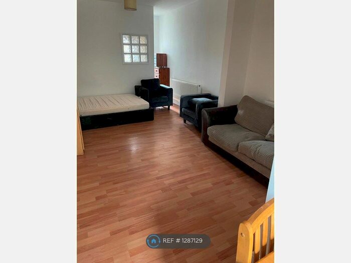 Studio To Rent In Acton Lane, London, NW10