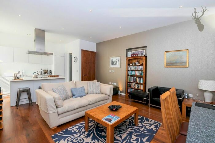 2 Bedroom Flat For Sale In Piercing Hill, Theydon Bois, Epping, CM16