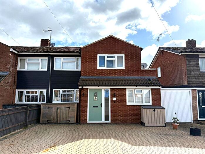 4 Bedroom Semi Detached House To Rent In Lakefield Avenue, Toddington, LU5