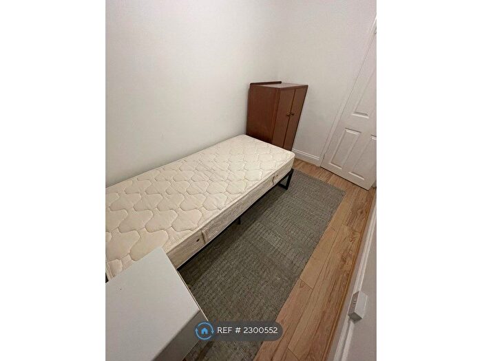 2 Bedroom Flat To Rent In Dudley Court, London, N12