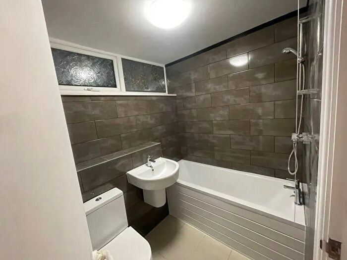 4 Bedroom Maisonette To Rent In Ballantyne Road, Farnborough, GU14