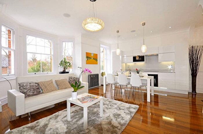 3 Bedroom Flat To Rent In Wolverton Gardens, Ealing, London, W5