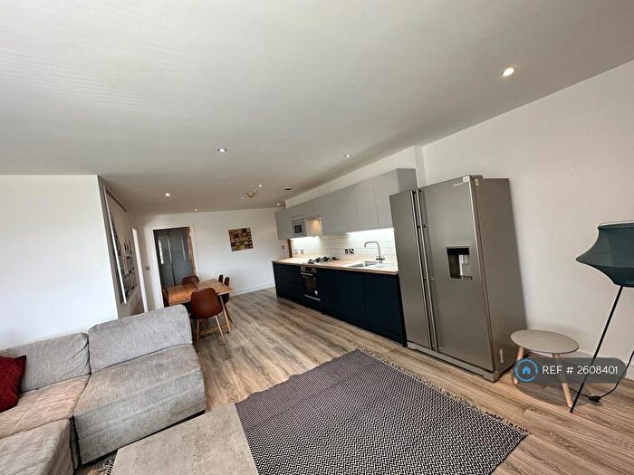 2 Bedroom Flat To Rent In Cromwell Court, Leeds, LS10