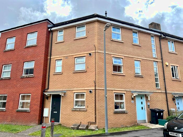 2 Bedroom Flat To Rent In Arnold Road, Mangotsfield, Bristol, BS16