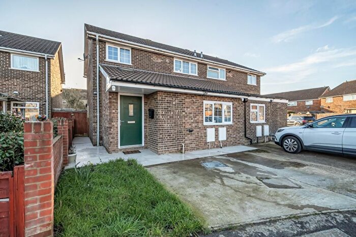 Semi-Detached House To Rent In St Andrews, Bracknell, RG12