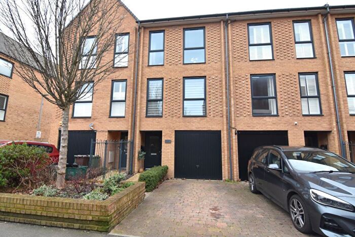 3 Bedroom Town House For Sale In Felnex Avenue, Wallington, SM6