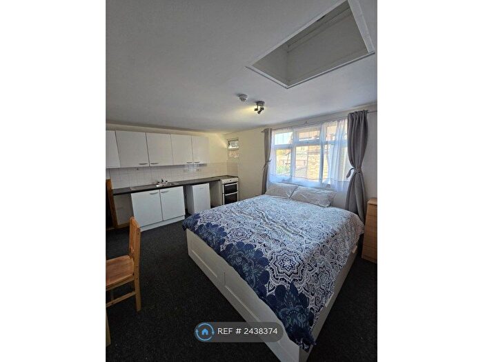 Studio To Rent In Green Lanes, London, N13