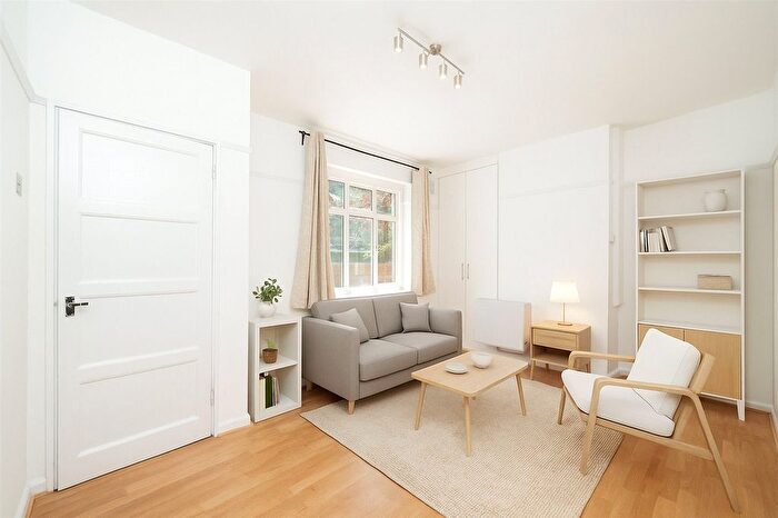 2 Bedroom Terraced House To Rent In Laneway, London, SW15