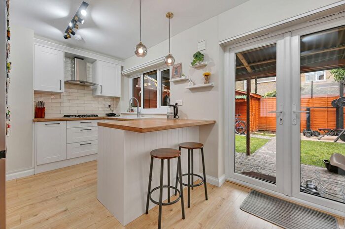 2 Bedroom Flat For Sale In Garfield Road, London, E13