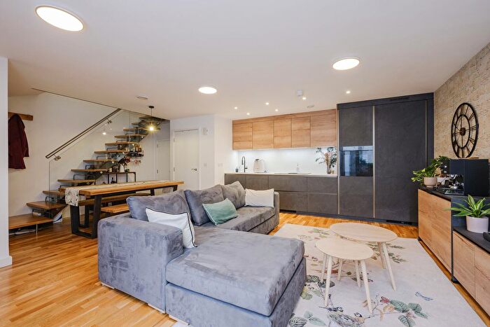 3 Bedroom Flat For Sale In Baltic Avenue, Brentford, TW8