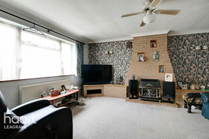 2 Bedroom Detached Bungalow For Sale In School Lane, Luton, LU4