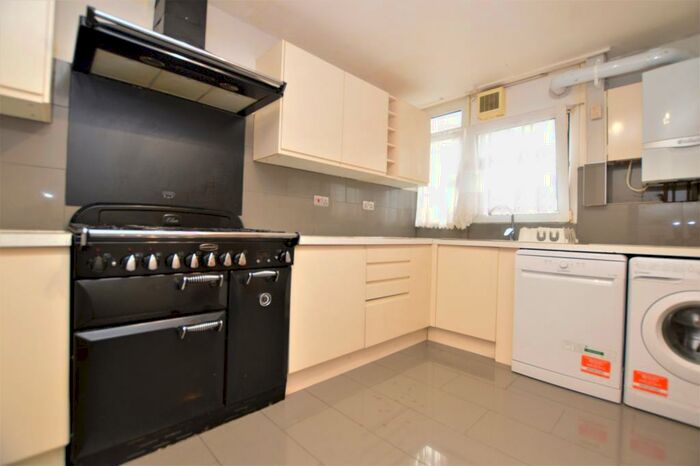 3 Bedroom Maisonette To Rent In Flaxman Road London, SE5