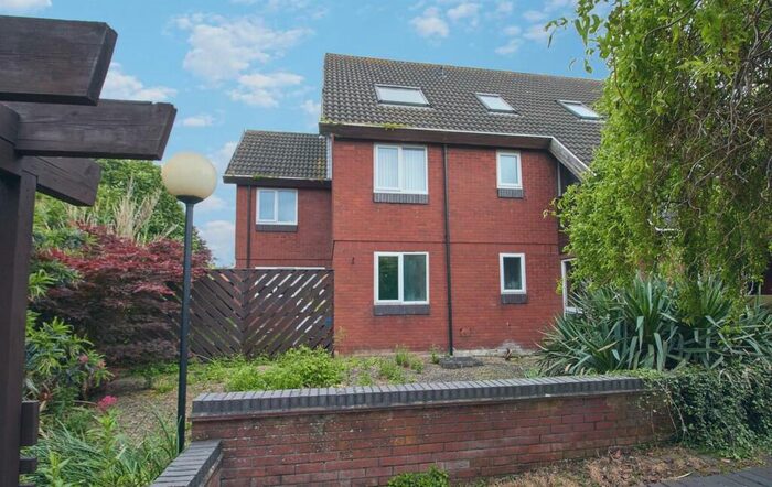 2 Bedroom Flat For Sale In Clifton Court, Hinckley, LE10