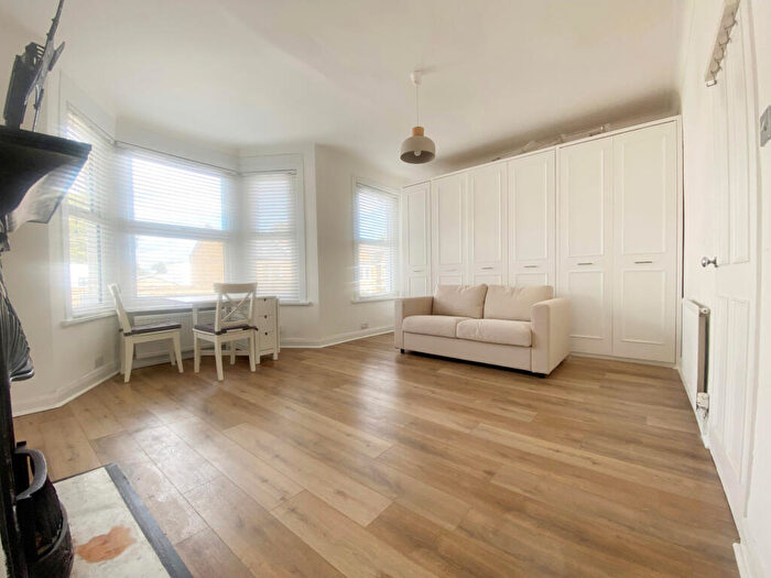 Flat To Rent In Springbank Road, Hither Green, SE13