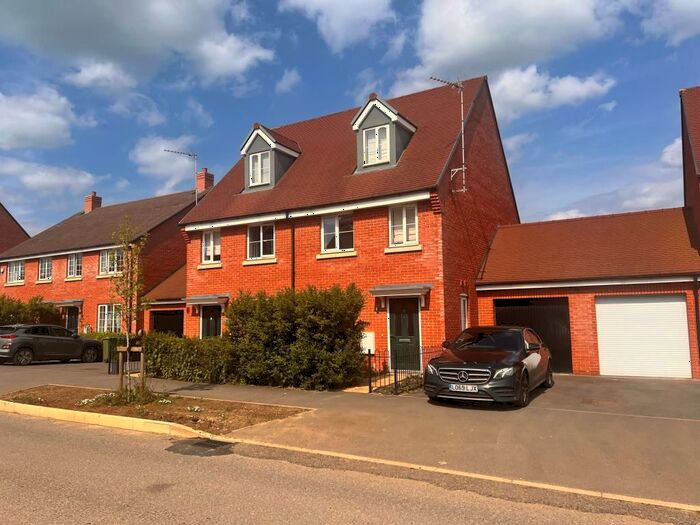 3 Bedroom Town House To Rent In Berryfields, Aylesbury, HP18