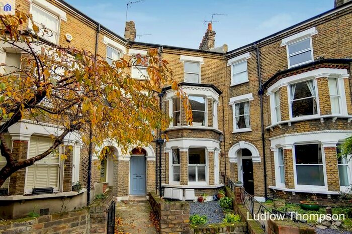 3 Bedroom Flat To Rent In Heyford Avenue, London, SW8