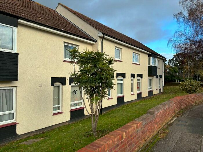 2 Bedroom Flat To Rent In Uplands Park Road, Rayleigh, Essex, SS6