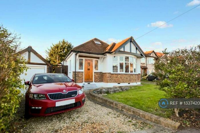 3 Bedroom Detached House To Rent In Woodside Close, Berrylands, Surbiton Surrey., KT5