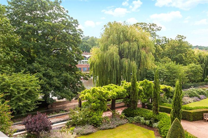 2 Bedroom Flat For Sale In Clevedon Road, Twickenham, TW1