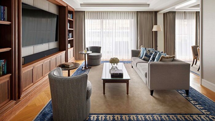 1 Bedroom Flat To Rent In Trinity Square, London, EC3N