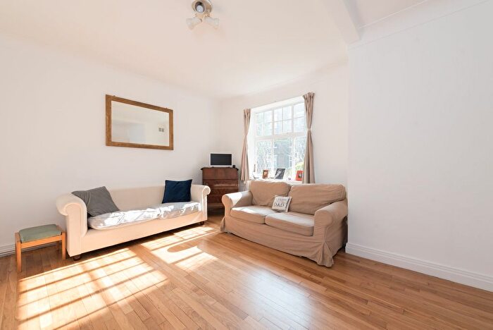 Studio To Rent In Belsize Grove, London, NW3