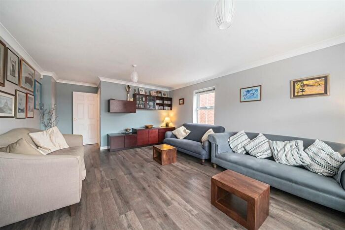 3 Bedroom End Of Terrace House For Sale In Forfield Drive, Beggarwood, RG22
