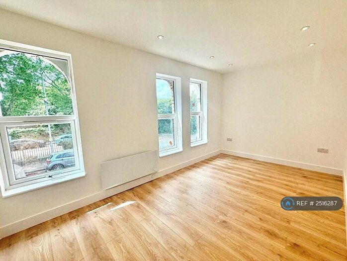 3 Bedroom Flat To Rent In High Road Leyton, London, E15