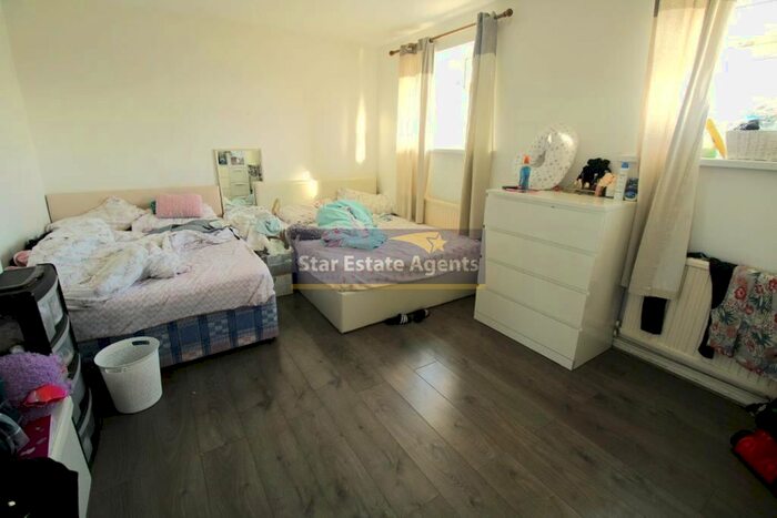 2 Bedroom Flat For Sale In Denziloe Avenue, Uxbridge, Greater London, UB10