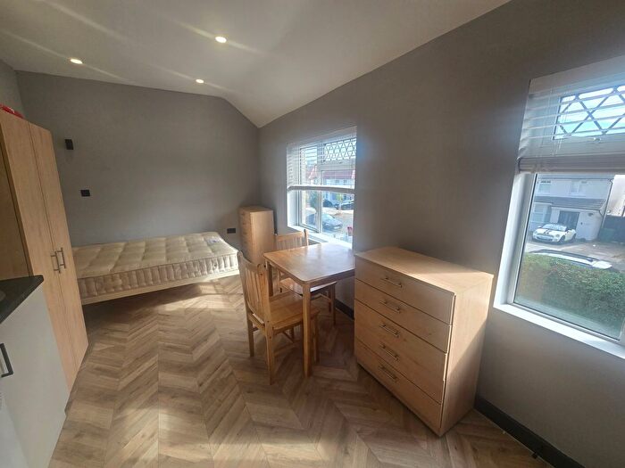 Studio To Rent In Halsbury Road West, Northolt, UB5