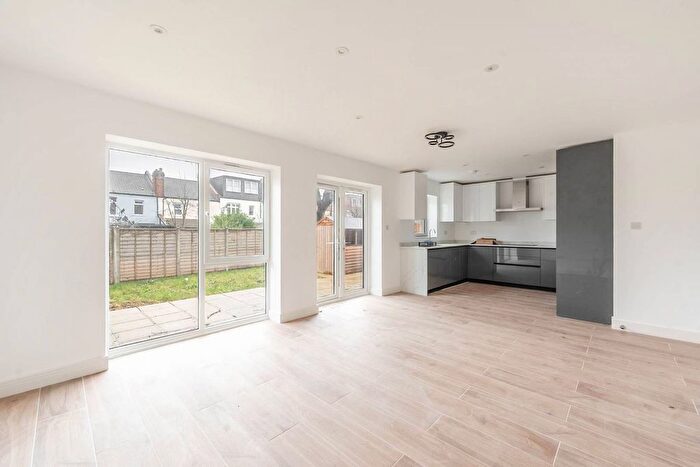 2 Bedroom Bungalow For Sale In Finchley Central, Finchley, London, N3