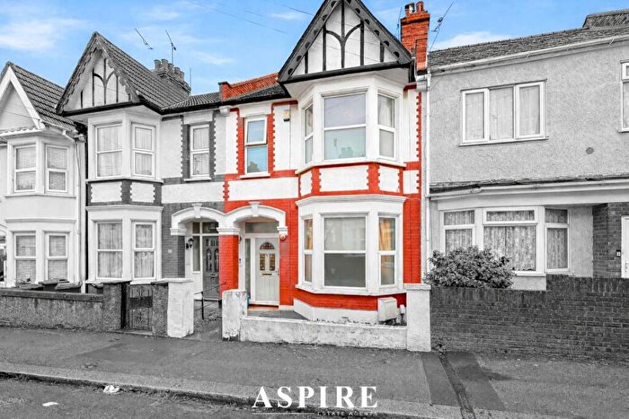 3 Bedroom Terraced House For Sale In Ramuz Drive, Westcliff-on-sea, Southend-on-sea, SS0