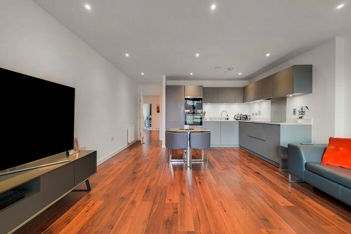 3 Bedroom Flat For Sale In Bowhouse Court, Lewisham, London, SE8