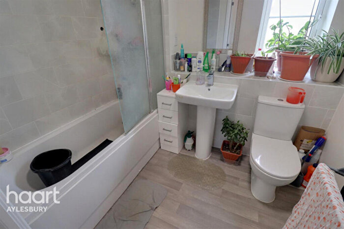 2 Bedroom Apartment To Rent In Bellingham Way, Aylesbury, HP22