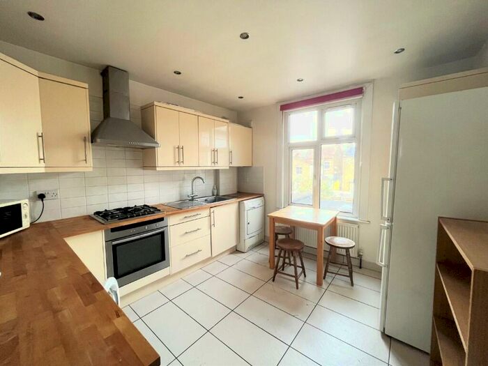 3 Bedroom Flat To Rent In Hampden Road, Haringey, N8