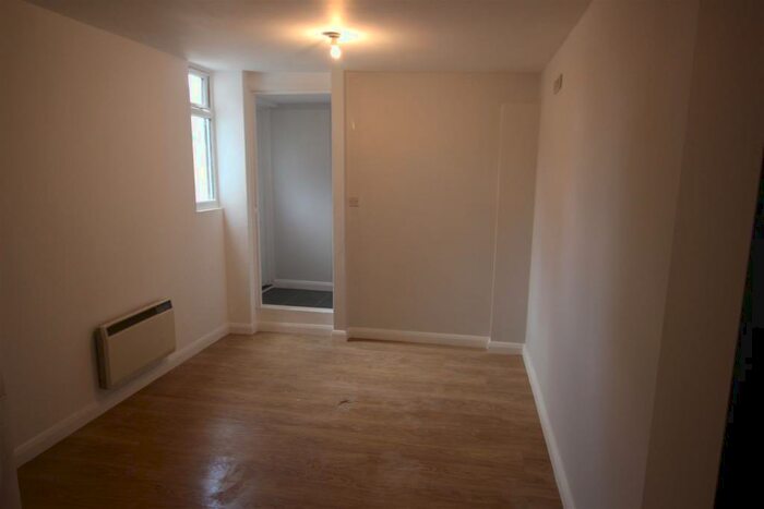 Flat To Rent In Glengall Road, Edgware, HA8