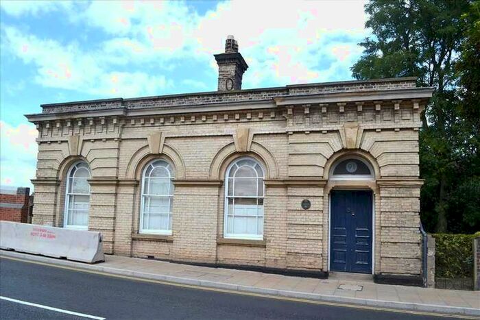 2 Bedroom Detached House To Rent In High Street, Biggleswade, SG18