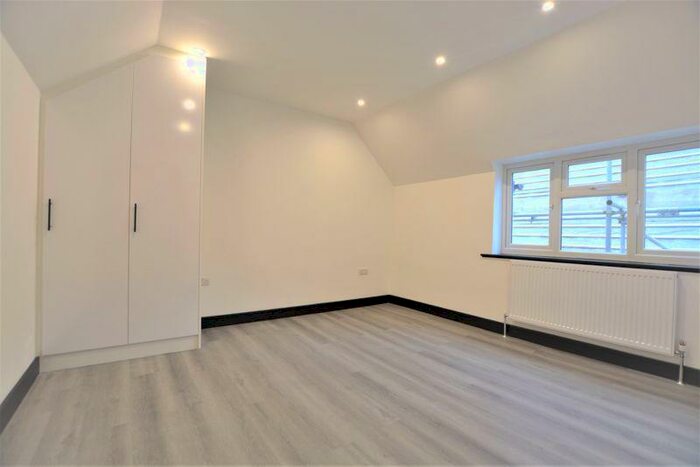 2 Bedroom Terraced House To Rent In High Street, High Wycombe, HP11