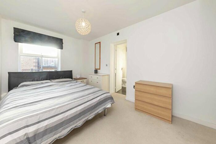 2 Bedroom Flat To Rent In Coppetts Road, London, N10